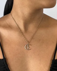 PINGENTE BAILARINA NA MEIA LUA CRAVEJADA