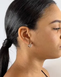 BRINCO CORACAO VAZADO COM ZIRCONIA NO MEIO