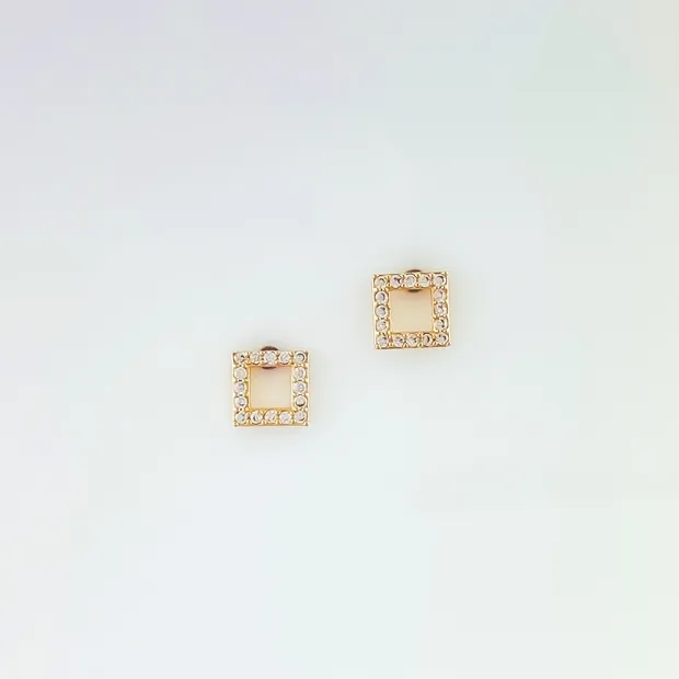 BRINCO QUADRADO VAZADO COM MICRO ZIRCONIA