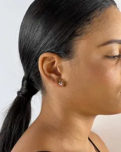 BRINCO BASE LISA DOBRADA COM ZIRCONIA NA PONTA