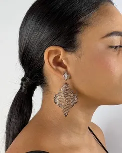 BRINCO FOLHA ESTAMPADO VAZADO GRANDE