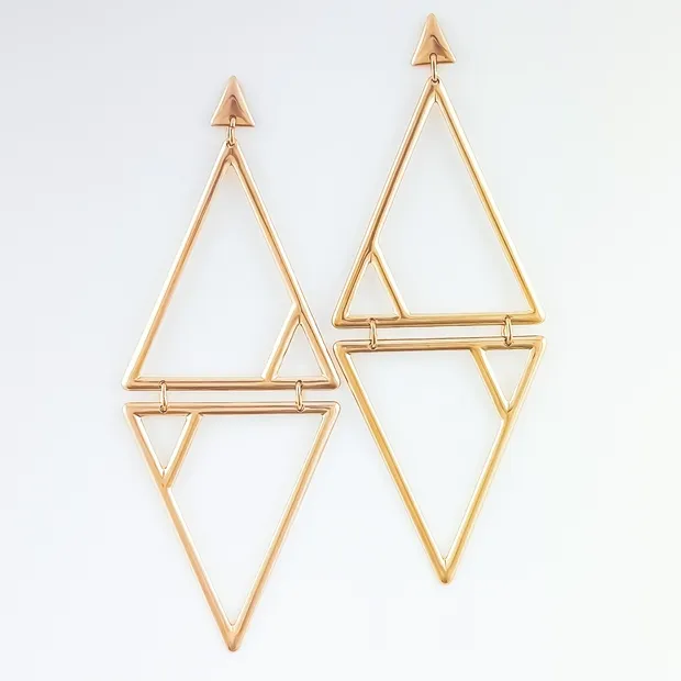 BRINCO DUPLO TRIANGULO LISO VAZADO