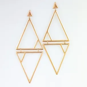 BRINCO DUPLO TRIANGULO LISO VAZADO