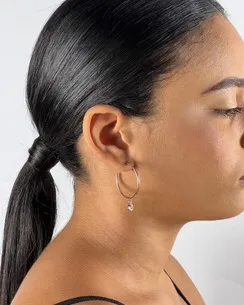 BRINCO MEIA ARGOLA COM GOTA DE ZIRCONIA