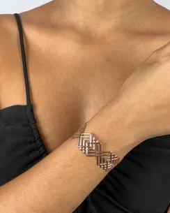 BRACELETE COM LOSANGO LISO VAZADO