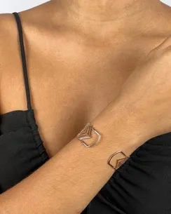 BRACELETE COM LOSANGO LISO VAZADO