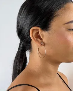 BRINCO MEIA ARGOLA LISA COM ZIRCONIA