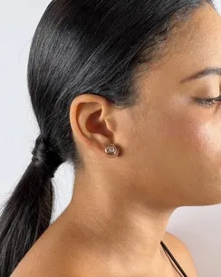 BRINCO REDONDO VAZADO COM ZIRCONIA