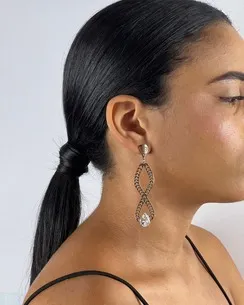 BRINCO INFINITO LISO VAZADO COM ZIRCONIA GOTA