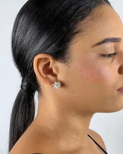 BRINCO FLOR COM PETALAS DE ZIRCONIA