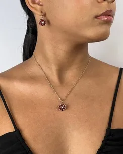 CONJUNTO TRANQUETA COM FLOR DE CRISTAIS VERMELHO